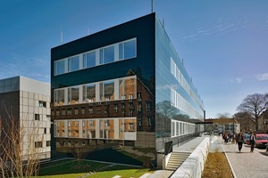  Die Ästhetik des modernisierten Walther-Hempel-Baus in Dresden beruht auf dem Fassadensystem StoVentec ARTline Invisible mit rahmenlosen, verdeckt befestigten PV-Paneelen  