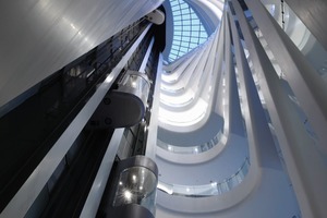  Das schwindelerregende Atriumerstreckt sich über die gesamt Gebäudehöhe bis unter das Glasdach. Der spiralförmig verdrehte Eindruck entsteht durch die leicht versetzte Anordnung der übereinander platzierten Rolltreppen 