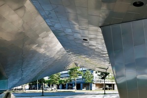  Durch das punktuelle Anheben des Erdgeschosses führen die Architekten den öffentlichen Platz visuell im Inneren und unter dem Gebäude fort 