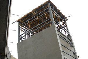  Baustelle im Herbst 2010, der Tower, geerdet über eine schmale Stahlwendetreppe 