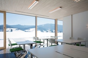  Die Elemente der Ligno AkustikDecke aus profilierten Weisstann­e-Paneelen fügt sich in das minimalistische Gestaltungskonzept mit der regionaltypischen Holzart für Fassade und Fenster sowie der Farbe Weiß für die Innenraumgestaltung ein. Ein dunkler Eiche-Parkettboden bietet den notwendigen Kontrast 