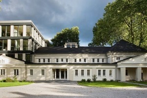  An die Stelle des ehemaligen Förderturms wurde ein viergeschossiger Baukörper errichtet, der mit seiner gläsernen Fassade einen Gegensatz zum Bestand darstellt und die Höhe des historischen Förderturms aufnimmt  