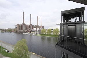  Heimliche Attraktion: das VW-Werk von der Verbindungsbrücke über den Kanal gesehen 
