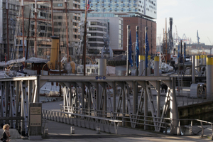  Von Osten: zeitgenössische Architekturikone in pittoresker Sandtorhafen-Landschaft 