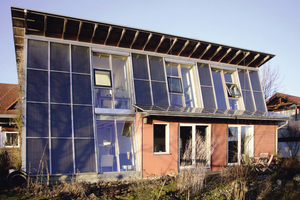  Beim Sonnenhaus in Rottenburg sind die Solarkollektoren in die Fassade integriert 