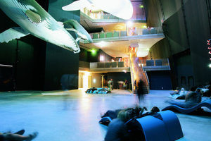  Die Ausstellung „Die Riesen der Meere” ist ein 20 m hoher Raum, in demakribisch nachgebildete Wale in Originalgröße schweben. Der Raum ist nur sehr schwach beleuchtet, so entwickelt der Besucher die Vorstellung, zusammen mit den Riesen im Meer zu tauchen 