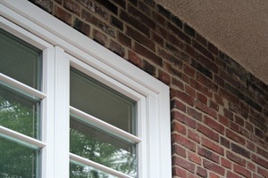  Das bessere Ergebnis zeigt sich im Detail: die minimale Fensterlaibung (links) entspricht dem Original; an der Laubengangmauer entsteht kein Versatz (rechts) 