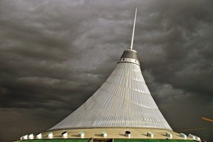 Mit 150 m Höhe das größte Zelt der Welt: ETFE-Folienkissen schützen das Khan Shatyr Entertainment Center in Astana vor extremer Witterung 