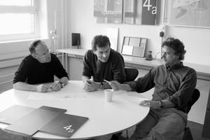  Von links nach rechts: Ernst Ulrich Tilmanns, Freiherr Alexander von Salmuth, Matthias Burkart4a Architekten4a = vier Architekten: Matthias Burkart, Eberhard Pritzer (Partner bis 2001), Alexander von Salmuth und Ernst Ulrich Tillmanns gründeten 1990 das Architektenbüro 4a. Zuvor arbeiteten die vier nach ihrem Studium als Projektarchitekten bei Behnisch und Partner, Stuttgart. Durch die Auseinandersetzung mit der Emotionalität von Räumen und Gebäuden bildet heute die Verknüpfung von Arbeitswelt und Freizeitbedarf einen Schwerpunkt der Architektur von 4a. Das Büro besteht inzwischen aus einem Team von ca. 30 Mitarbeitern. 