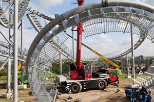  Die Geländer des Loopings wurden am Boden montiert. Der 8,5 t schwere Looping wurde am Boden vorgeschweißt. Dabei wurden mehrere Teilstücke des Tracks probeweise aneinandergefügt und vermessen, damit sie bei der endgültigen Montage exakt zusammenpassen 