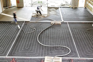  Schwundarme Schnellzementestriche mit inte­grierter Fußbodenheizung lassen sich auf Feld­größen bis 200 m² einbauen 