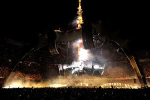  U2, die Rocklegende bei ihrem 360 grad Tournee-Auftaktkonzert in Barcelona. Ein Bühnenauftritt, der preisgekrönt wird 