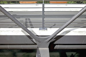  Hängeranschluss in Brückenmitte: Die Vollstähle werden auf Blechstärke vermindert und greifen am Querträger an. Ein weiteres Blech verbindete das Trägerpaar mit der Fahrbahndecke 