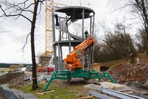  Fünf Treppenpodeste sind als Ringscheiben aus Stahl ausgebildet, die an ihrem äußeren Rand gelagert sind. Fünf gewendelte Treppen spannen zwischen den Speichenrädern 