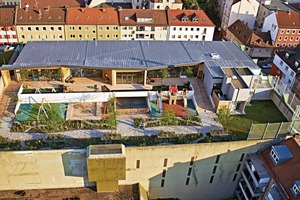  Eine Oase auf einem Parkdeck: 1 200 m² haben die Kinder zum Spielen und Toben zur Verfügung. Auf dem Deck 9, der Außenfläche des Kindergartens, gibt es zusätzlich zu den Spielgeräten auch einen kleinen Bolzplatz. Er ist nicht nur Spielfäche, sondern auch vor dem Feuerwehraufzug ein Treffpunkt im Rettungsfall 