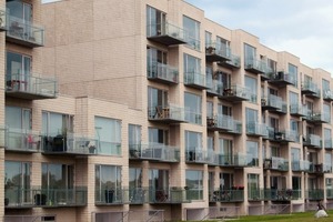  Die Fassade der Wohnan-lage Porthuset in Dänemark (Holgaard Arkitekter, Kopenhagen) wurde mit Weißzement hergestellt 