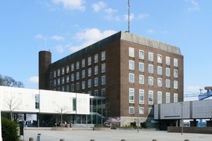  Kieler Schloss, 1944 zerstört, bundesweiter Architektenwettbewerb 1957 (Gewinner: Sprotte und Neve, Hamburg). Der einigermaßen unbeschädigte Westflügel des Pelli-Baus wurde saniert, alle übrigen Teile abgebrochen, eine später vielfach kritisierte Lösung, die aber zumindest die markante städtebauliche Dominanz des alten Schlosses wahrte. Einweihung im Mai 1965, Privatisierung 2003. 