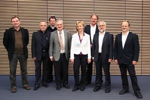  Die achtköpfige Jury mit dem Auslober Prof. Dr. Wolfgang Feist vom Passivhaus Institut und dem gewählten Juryvorsitzenden Prof. Ludwig Rongen vergab 4 Preise und 4 Anerkennungen  