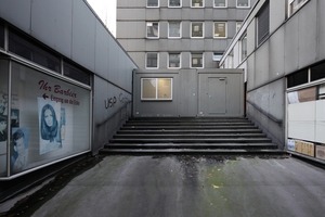  Der nördliche Zugang zur Innenhofpassage ist verstellt. Der Container gehört zum Kundenzentrum Hamburg Mitte, des Bürgeramts, der Bürgerberatung des Stadteils. Nach vorne hinaus ist der Zubau repräsentativ hinter Natursteinplatten verbaut 