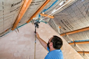  Dreh- und Angelpunkt für ein Plusenergiehaus im Bestand ist die Wärmedämmung der Gebäudehülle, um den Heizenergiebedarf so zu senken, dass im Inneren moderne Niedertemperaturheizungen möglich werden. Auf den Außenwänden wurde das Wärmedämm-Verbundsystem Knauf WARM-WAND Plus aufgebracht. Zweilagig verarbeitete, nicht brennbare Mineralwolledämmplatten der WLG 035 mit insgesamt 24 cm Dicke stellen dabei einen U-Wert der Außenwände von 0,13 W/(m²K) sicher – mehr als 40 % unter den Anforderungen der EnEV 2014 für Bestandsgebäude 