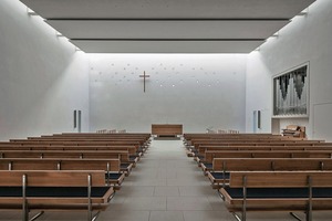  Die Akustik für den Kirchensaal war schwierig, da es für den Saal verschiedene Nutzungsszenarien mit teils widersprüchlichen akustischen Anforderungen gab. Die Predigt am Altar sollte gut zu hören sein, aber auch Chorgesang, das Orgelspiel und Orgelkonzerte sollten den Raum klanglich exzellent erfüllen 