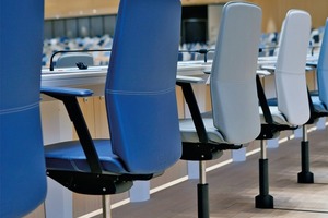  Das Stuhlführungssystem sorgt nicht nur im Konferenzsaal der WIPO in Genf für geordnete Stuhlreihen, es wurde unter anderem auch im Bonner Bundestag und im Parlament von Hong Kong eingesetzt<br /> 