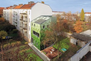  Im oberen Geschoss wurden in der Dachschräge Velux Elektrofenster verwendet. Lediglich 230 V benötigen die Fenster, um mit einer Funkfernbedienung bedient zu werden. Durch die schrägen Dachfenster fällt indirektes Licht in den Raum  