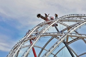  Das Tragwerk besteht aus 10 Stahlbögen, die sich um eine Längs- und eine Querachse auffächern und so ein Netz aus unterschiedlich großen Viereck-Feldern spannen 