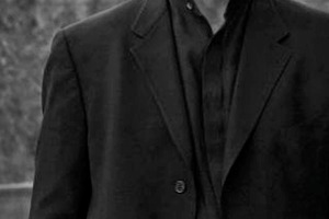  Adrian Smith Adrian Smith ist seit mehr als 40 Jahren Architekt. Von 1980 bis 2003 war er für Skidmore, Owings &amp; Merrill (SOM) in Chicago tätig, zuletzt als leitender Entwurfsarchitekt. Von 2004 bis 2006 beriet er als externer Consulting Design Partner das Büro zu Fragen den Burj-Khalifa betreffend. 2006 gründete er zusammen mit Gordon Gill sein heutiges Büro: www.smithgill.com 