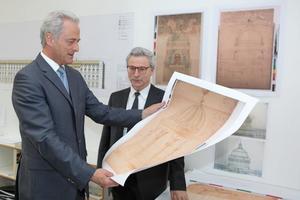  Der Bundesbauminister, zu Besuch beim Schlossarchitekten Franco Stella, hält Druckvorlagen vom Historischen Bestand in der Hand, immerhin 