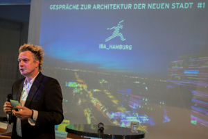  Boris Schade-Bünsow, Chefredakteur der Bauwelt, führte durch den Abend
 
