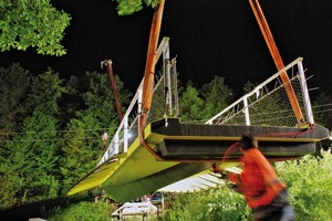  Das knappe Zeitfenster von 3 Stunden in der Nacht reichte am Ende, die vorgefertigte Brücke in die richtige Position zu heben 