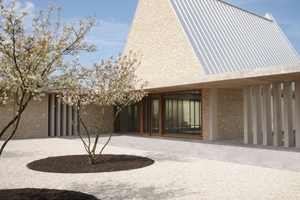  Der große, von der Mauer einfasste Garten vor der Halle 