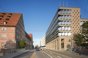  Der Neubau inszeniert mit dem Neuen Bau aus dem 16. Jahrhundert auf der gegenüberliegenden Seite eine Torsituation für die „Neue Mitte Ulm“ 