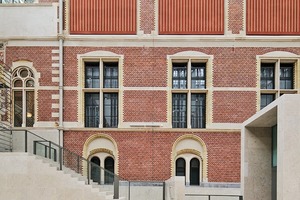  Zugang zum Atrium über Treppen und Schleusen 