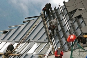  Die Konstruktion der Gebäudehülle beim Festspielhaus in Erl entspricht im Prinzip dem üblichen Aufbau einer vorgehängten, hinterlüfteten Fassade  