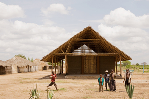  Abb. 7: Die Schultypen des Projektes Habitat Initiative Cabo Delgado im Norden von Mosambik stellen mittels lokaler Materialien und weiterentwickelter Techniken, die lokale Handwerker ohne Maschinen errichten können, den Bezug zur Tradition her und schreiben diese fort 