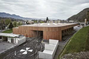  Das Altstoffsammelzentrum wurde im Ortskern von Feldkirch errichtet. Heute werden hier jährlich 3100 t Abfall verladen, Glas verkippt und Müll getrennt. Bis zu 500 Kunden am Tag und etwa 45 unterschiedliche Abfallsorten erfordern reibungslose logistische Abläufe 