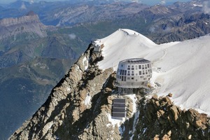 Das Refuge du Goûter liegt auf 3 835 m über einer 700 m hohen Felswand am Aguille du Goûter unterhalb des Mont Blanc Gipfels 