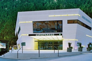  Bei der Sanierung des Europahauses in Mayrhofen wurden weiße, großformatige Faserzementtafeln Auria-C verwendet 