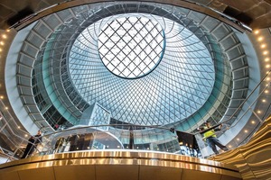  Das Sky-Reflector-Net bringt im New Yorker Fulton Center, durch das täglich ein Strom von 300 000 Menschen fließt, die Qualität von Tageslicht bis weit in das Gebäude hinein 