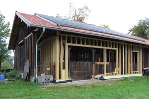  Abb. 5: Wohnen und Arbeiten in der Torfremise – Wiedererrichtung und Umnutzung. Handwerklich ausgeführte moderne Holzkonstruktionen schreiben die Tradition des Holzhauses fort 