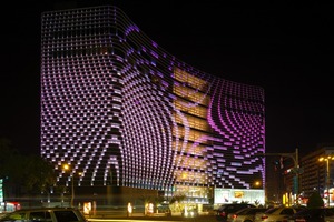  BU9: Einzelne Glasrippen innerhalb der Fassade werden nachts durch LED-Leuchtdioden illuminiert 