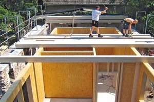  Die vorgefertigte Holzkonstruktion (Nadelholz) wurde in Teilen in den Bestand gehoben und vor Ort montiert. Außenwände und Dach erhielten eine Holzfaser-Einblasdämmung, Fensterrahmen und -flügel sind aus unbehandelter Lärche 