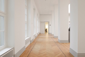  Verbindungsraum im Kopfbau: links zeigt die Fensterreihe zum Hof, rechts öffnenet sich der Raum arkadengleich zum Ausstellungssaal
 