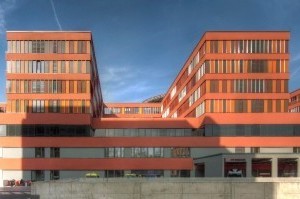  Klinikum Offenbach: der 6-geschossige kammförmige Neubau wurde auf minimal verfügbarem Raum zwischen bestehenden Klinikgebäuden errichtet 