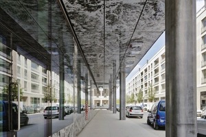  Alle Unter- sowie Aufsichten wurden ­genauso angelegt wie die Fassade, mit selbstbedrucktem Glas mit Onyx-Motiv 