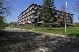  Zugang zum Pavillongelände auf der Südseite (hier Pavillon Nr. 4, fertiggestellt 1983-84 von Kammerer und Belz nach Eiermann-Plänen)  