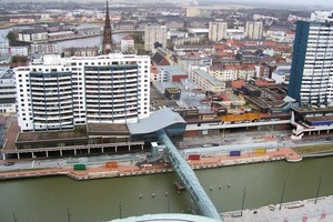  Die Havenbrücke verfügt zusätzlich über eine Wendeltreppe und einen verglasten Aufzugsturm. Über diese können Passanten die Bushaltestellen an der Columbusstraße erreichen. Dort schützen zwei filigrane Glasvordächer mit farbigen Glasboxen vor Wind und Wetter 