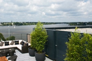  Die Dachterrasse mit Blick auf die Außenalster ist durch eine Schallschutzwand von der Klimatechnik abgeschirmt 